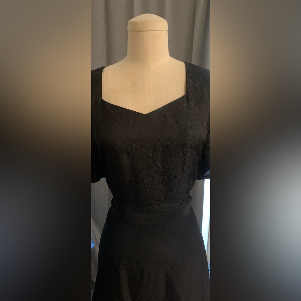 Elegant Black Evening Gown - Picture 3 of 3